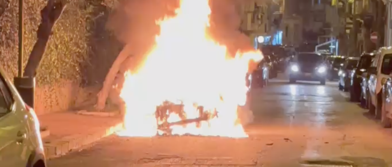 Chi c’è dietro la scia di fuoco? A Pozzallo brucia un’altra auto, la quinta. Terrore in città (video)